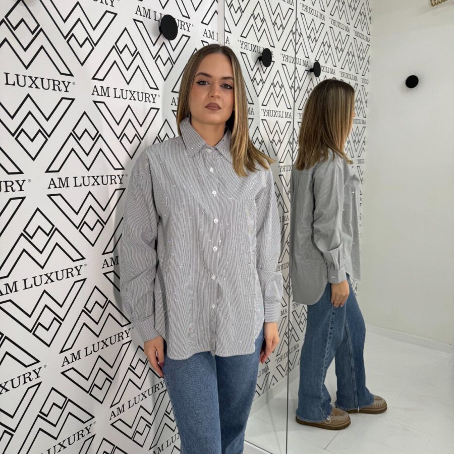Camicia mini riga che unisce il fascino della semplicità delle righe con un tocco di eleganza. - immagine 2