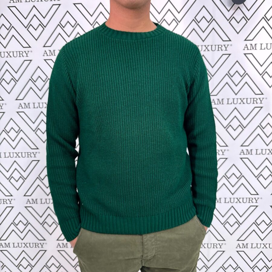 Maglione in lana verde, con il suo design semplice e moderno si abbina facilmente con i jeans o pantaloni.