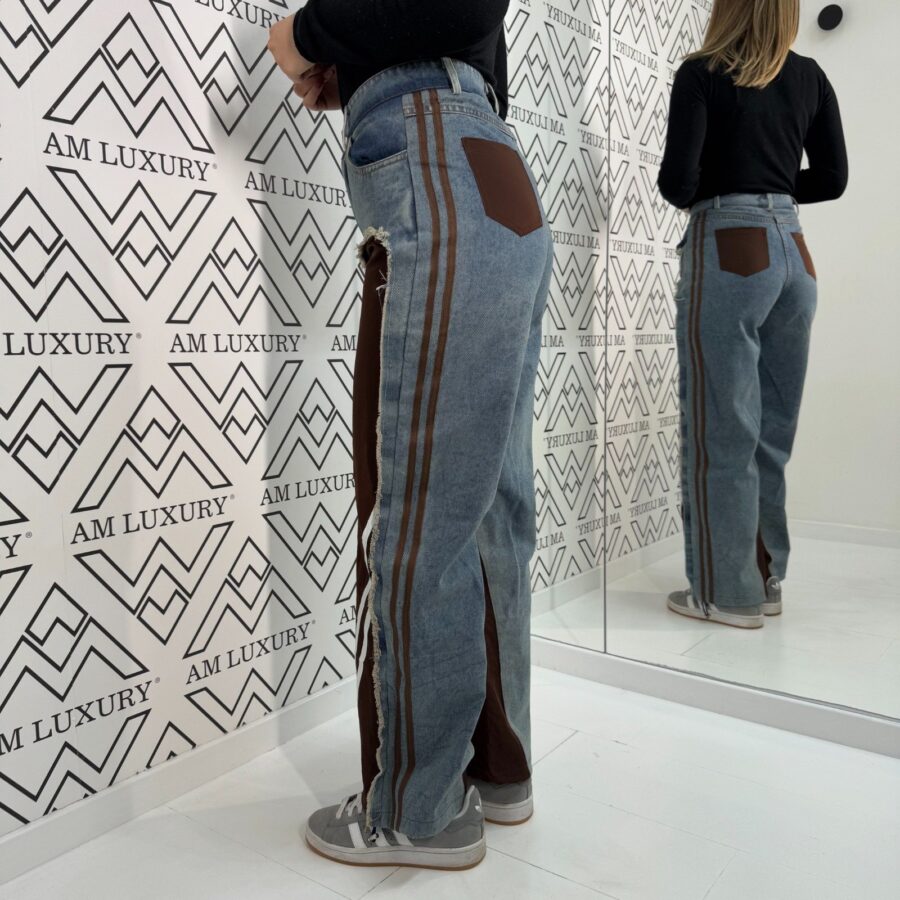 Jeans a gamba larga bicolore con laccio regolabile alla caviglia. il contrasto bicolore aggiunge un tocco di originalità, mentre il laccio regolabile permette di modificare la vestibilità. - immagine 2