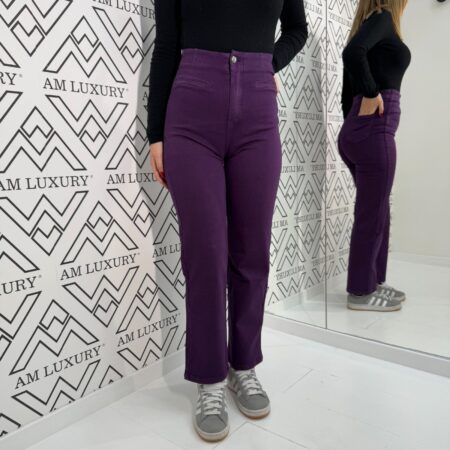 Jeans a vita alta offre una silhouette elegante e contemporanea, che slancia la figura e un taglio ampio sulle gambe per un comfort ottimale.