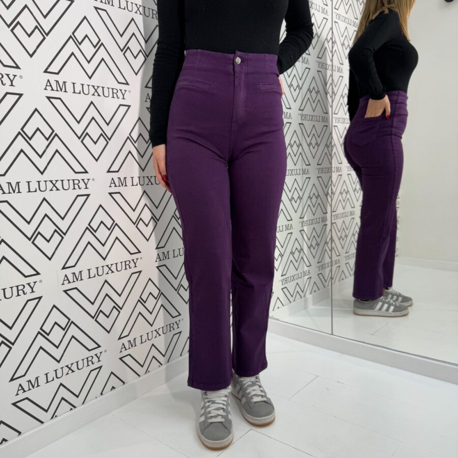 Jeans a vita alta offre una silhouette elegante e contemporanea, che slancia la figura e un taglio ampio sulle gambe per un comfort ottimale.