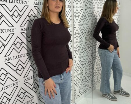 Maglia in lana morbida e traspirante, è ideale per un look professionale, elegante e sempre caldo. Copia