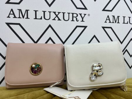 Pochette in pelle con dettaglio in chiusura.