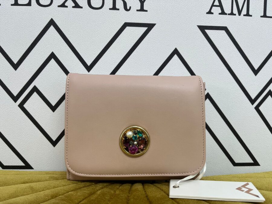 Pochette in pelle con dettaglio in chiusura. - immagine 2