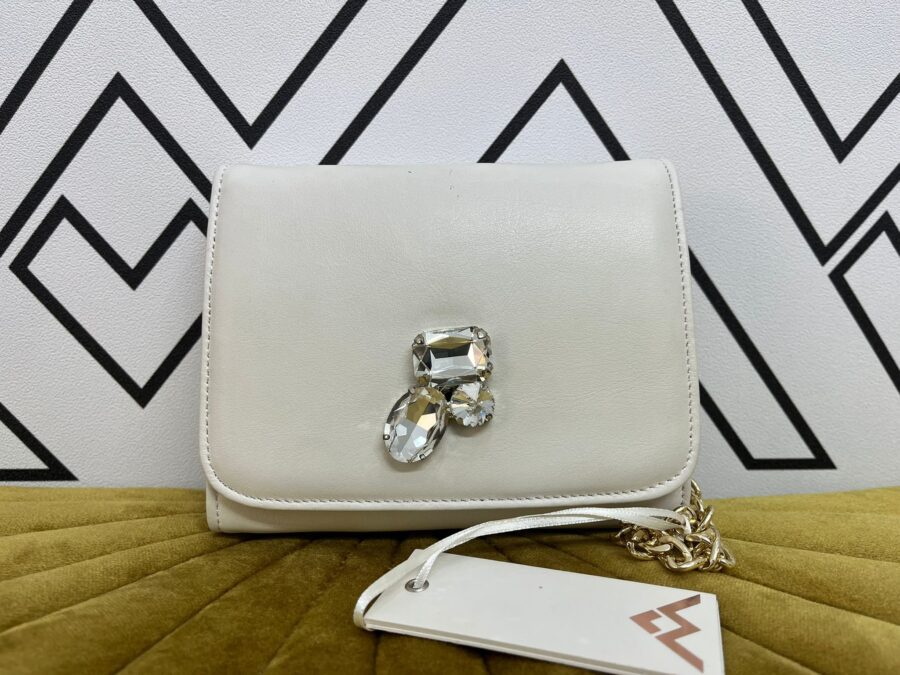 Pochette in pelle con dettaglio in chiusura. - immagine 3