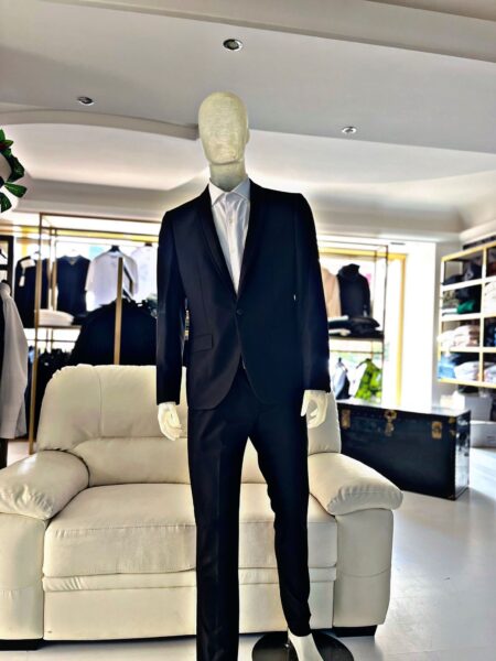 Abito caratterizzato da un dettaglio sartoriale. il nero lo rende facilmente abbinabile, mentre il design esalta la figura maschile con un tocco di distinzione.