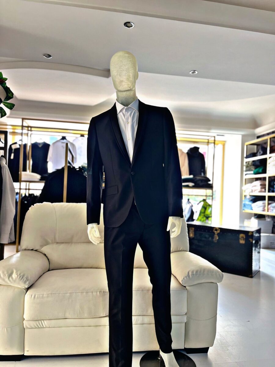 Abito caratterizzato da un dettaglio sartoriale. il nero lo rende facilmente abbinabile, mentre il design esalta la figura maschile con un tocco di distinzione.