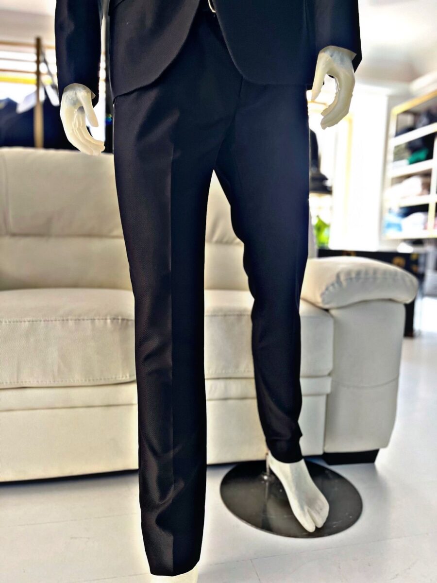 Abito caratterizzato da un dettaglio sartoriale. il nero lo rende facilmente abbinabile, mentre il design esalta la figura maschile con un tocco di distinzione. - immagine 3
