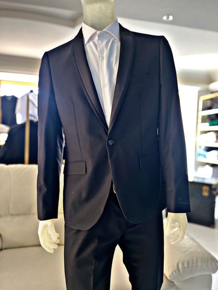 Abito caratterizzato da un dettaglio sartoriale. il nero lo rende facilmente abbinabile, mentre il design esalta la figura maschile con un tocco di distinzione. - immagine 2