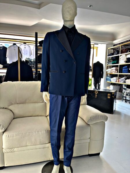 Abito caratterizzato dal dettaglio impeccabile e dal design elegante. il doppio petto dona una silhouette strutturata , rendendo ogni movimento ancora più elegante.