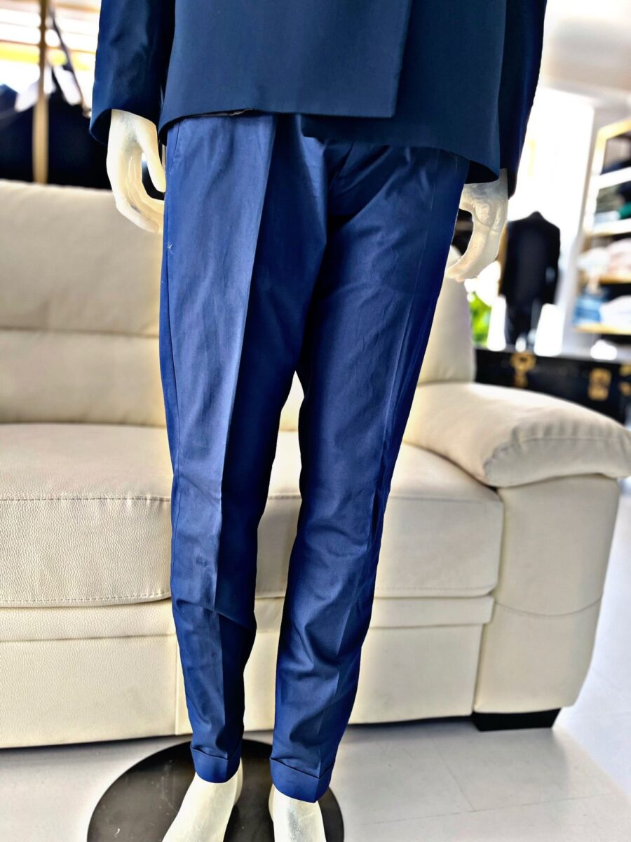 Abito caratterizzato dal dettaglio impeccabile e dal design elegante. il doppio petto dona una silhouette strutturata , rendendo ogni movimento ancora più elegante. - immagine 3