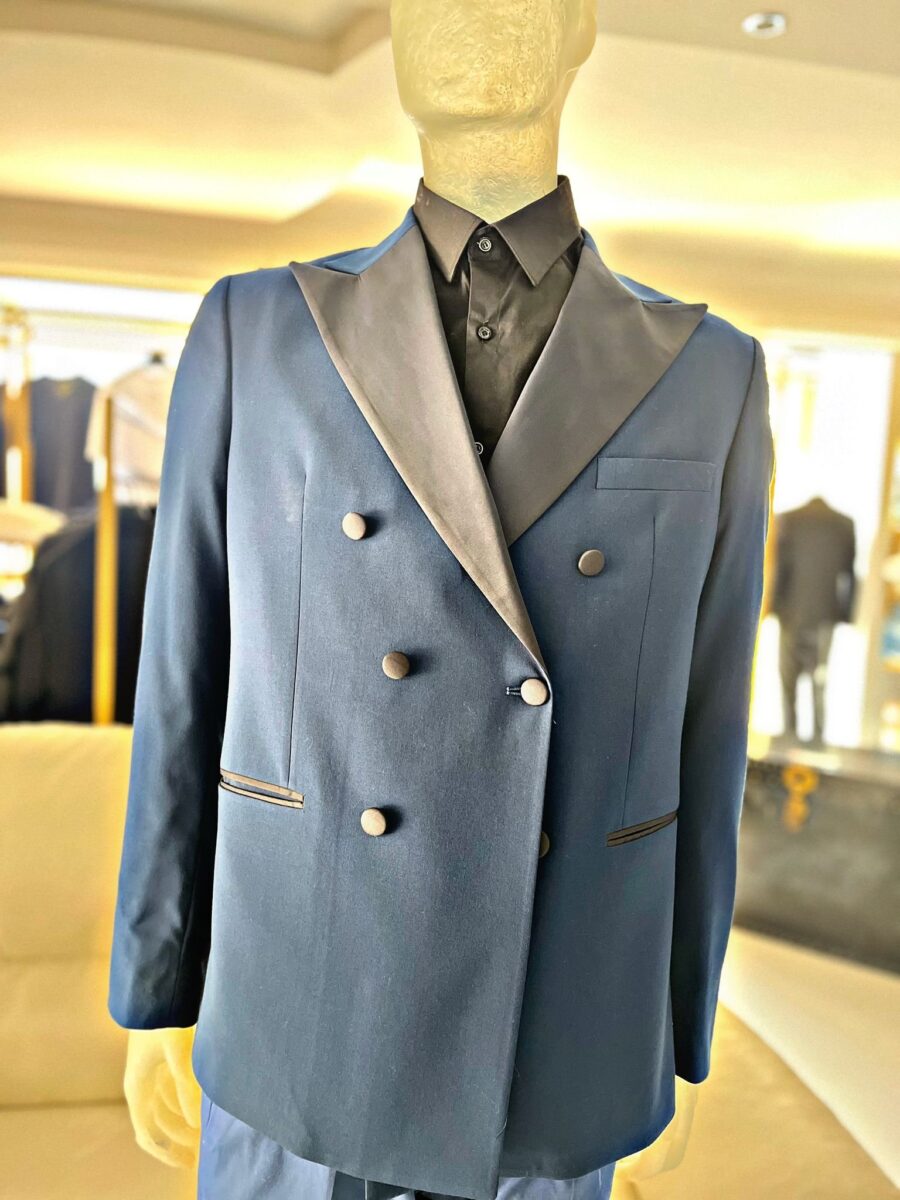 Abito caratterizzato dal dettaglio impeccabile e dal design elegante. il doppio petto dona una silhouette strutturata , rendendo ogni movimento ancora più elegante. - immagine 2