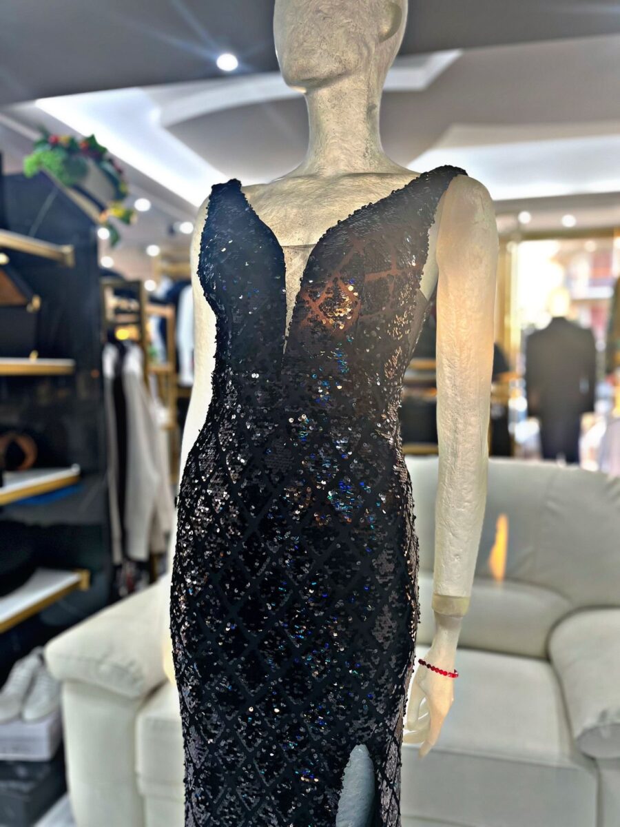Abito realizzato con aggiunta di paillettes, creando un effetto mozzafiato. il design audace, con uno spacco strategico aggiunge un tocco di raffinatezza, rendendolo una scelta ideale. - immagine 2