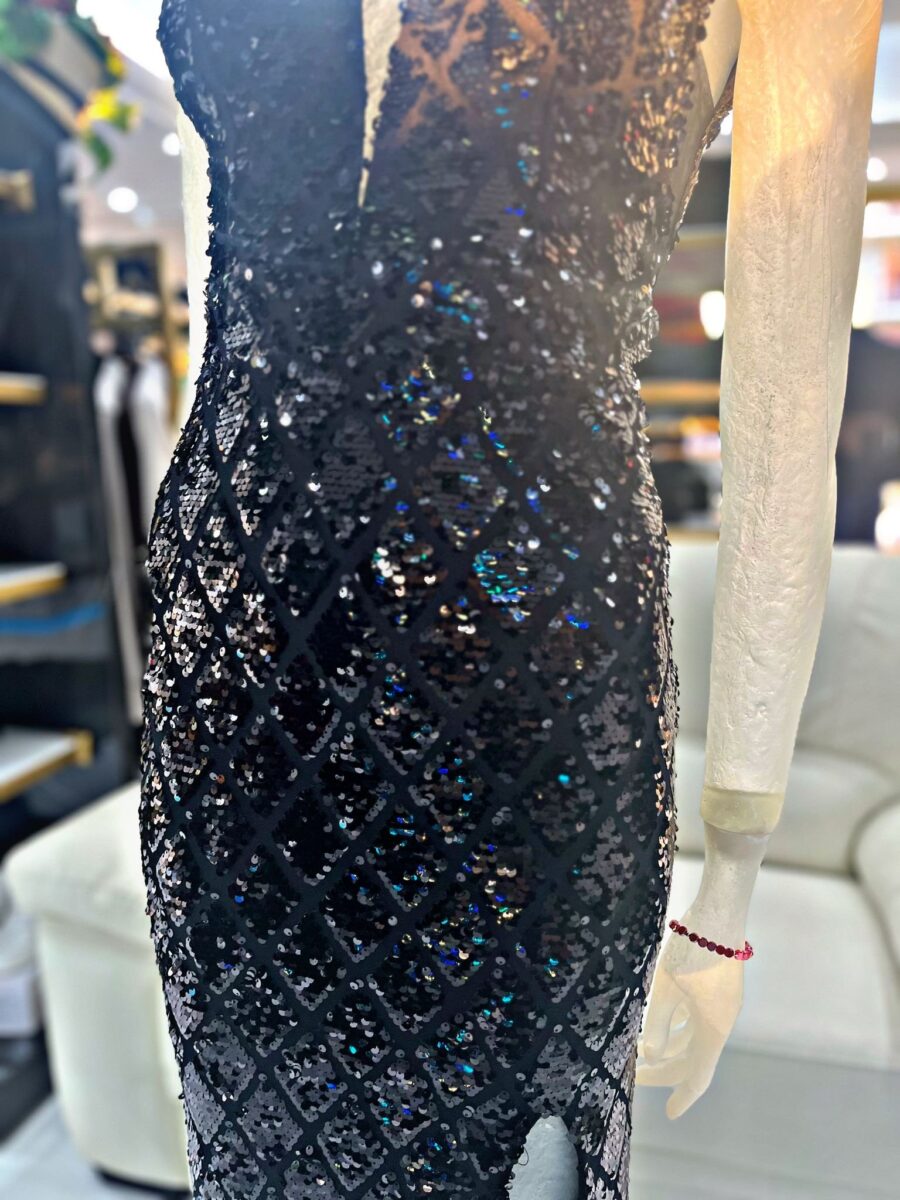 Abito realizzato con aggiunta di paillettes, creando un effetto mozzafiato. il design audace, con uno spacco strategico aggiunge un tocco di raffinatezza, rendendolo una scelta ideale. - immagine 3