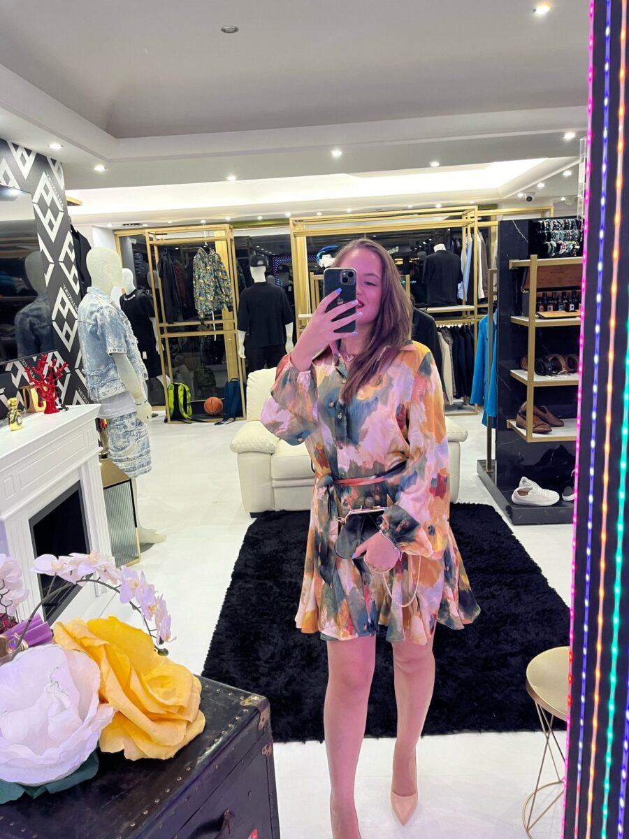 Vestito realizzato in polyester, offfre un aspetto elegante e una sensazione di comfort . le sfumature multicolor si mescolano armoniosamente mentre il tessuto dona una sensazione di morbitezza.