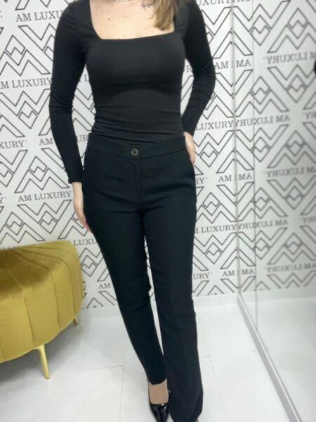 Pantalone elegante, garantisce una vestibilità comoda. taglio dritto con dettagli accurati che aggiungono un tocco di classe.