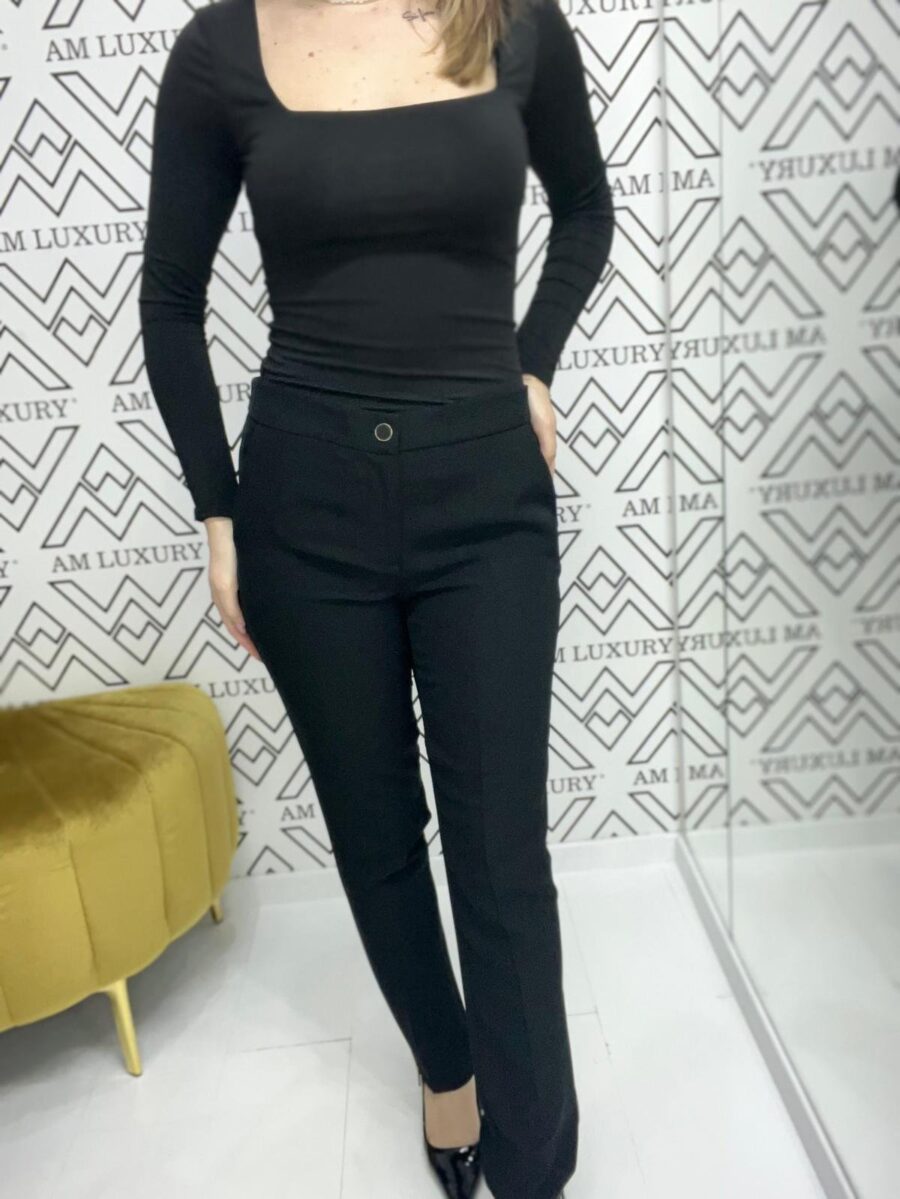 Pantalone elegante, garantisce una vestibilità comoda. taglio dritto con dettagli accurati che aggiungono un tocco di classe.