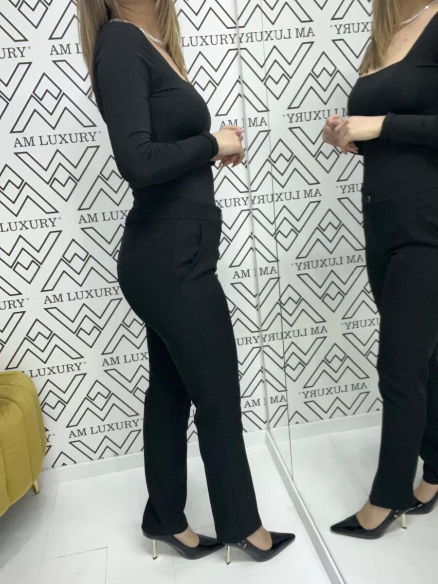 Pantalone elegante, garantisce una vestibilità comoda. taglio dritto con dettagli accurati che aggiungono un tocco di classe. - immagine 2