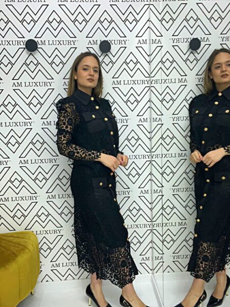 Giacchetto con dettagli in merletto e bottoni dorati che arricchiscono il design minimalista, per un look raffinato.