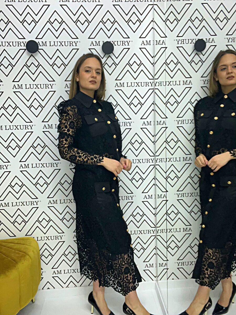 Giacchetto con dettagli in merletto e bottoni dorati che arricchiscono il design minimalista, per un look raffinato.
