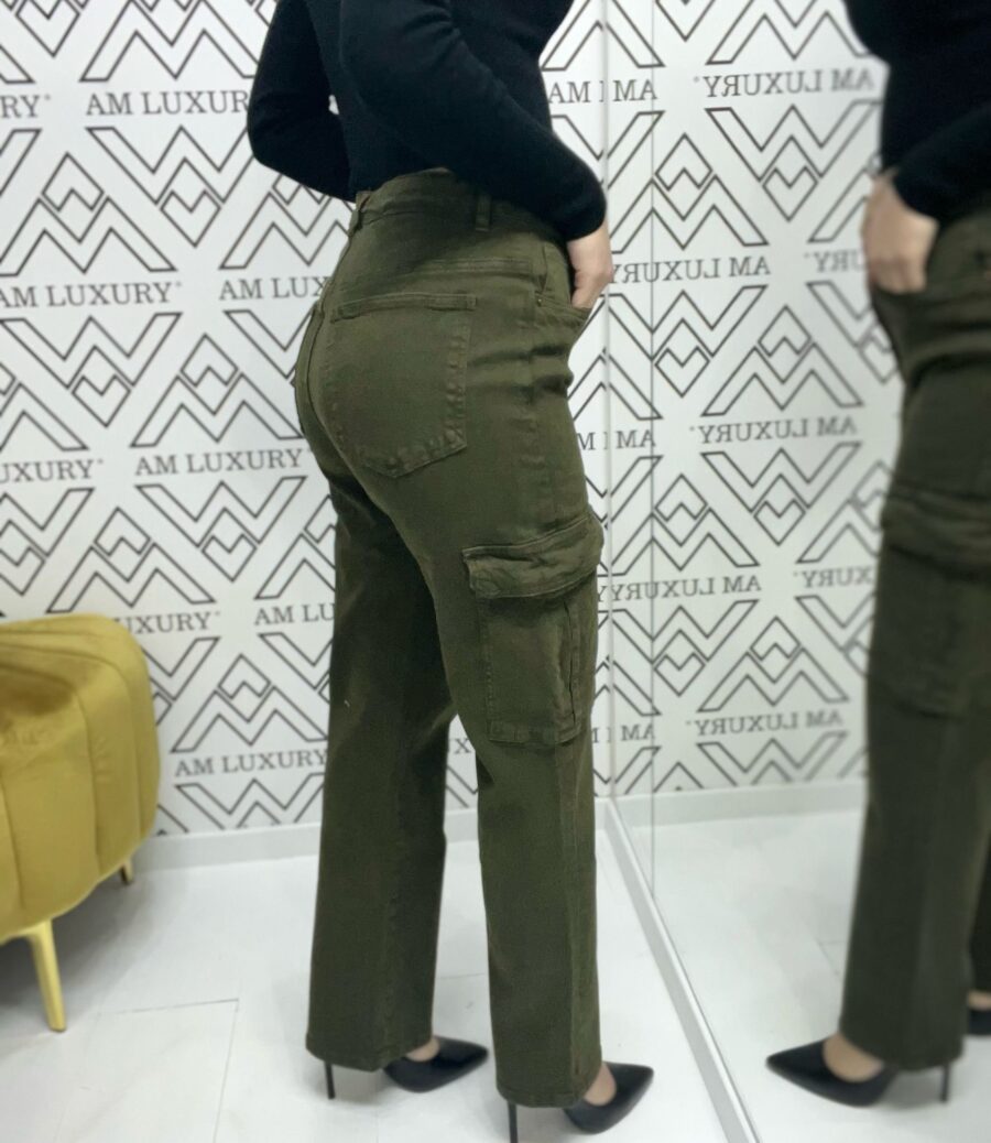 Jeans cargo, caratterizzato con tasche laterali grandi e pratiche. il design slim ma comodo esalta la silhouette, con una gamba che si allarga leggermente verso il fondo. - immagine 2