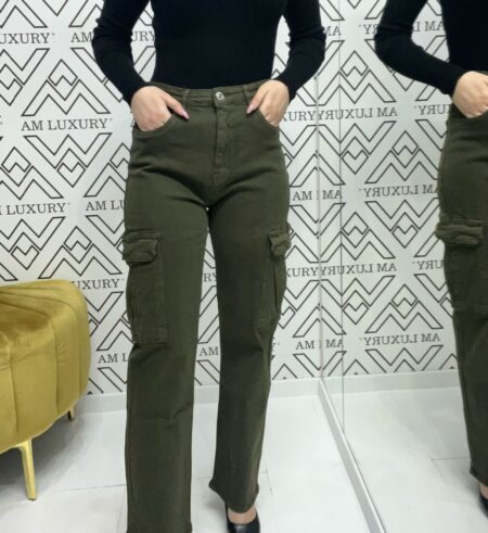 Jeans cargo, caratterizzato con tasche laterali grandi e pratiche. il design slim ma comodo esalta la silhouette, con una gamba che si allarga leggermente verso il fondo.