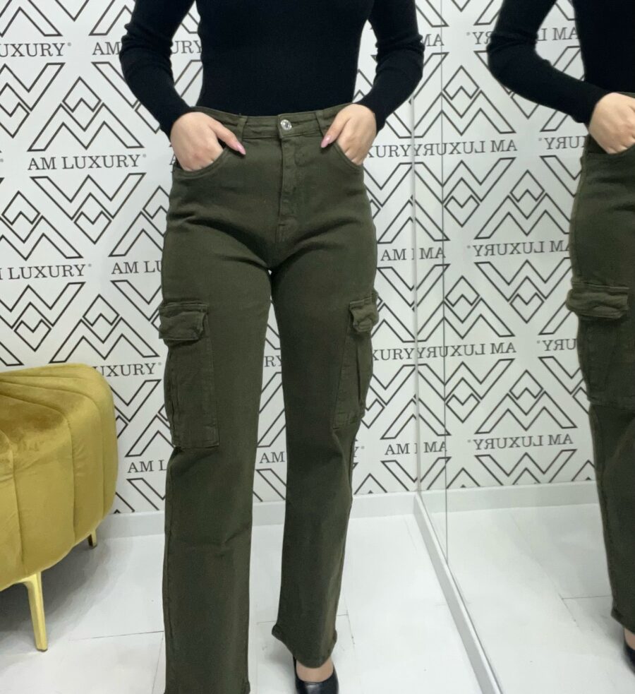 Jeans cargo, caratterizzato con tasche laterali grandi e pratiche. il design slim ma comodo esalta la silhouette, con una gamba che si allarga leggermente verso il fondo.