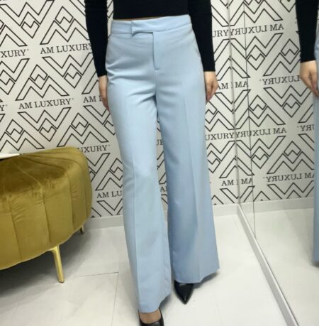 Pantalone realizzato con tessuti leggeri che offrono un ottima vestibilità. caratterizzato a vita alta, con un taglio ampio e fluido che garantisce libertà e movimento.