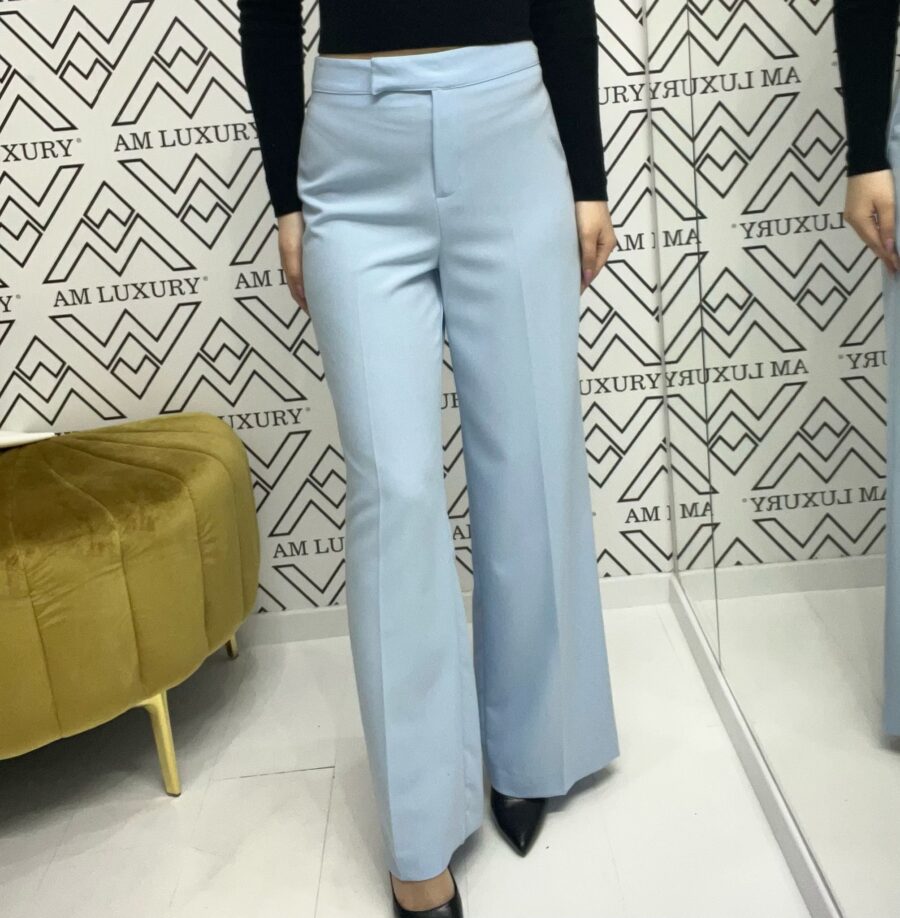 Pantalone realizzato con tessuti leggeri che offrono un ottima vestibilità. caratterizzato a vita alta, con un taglio ampio e fluido che garantisce libertà e movimento.