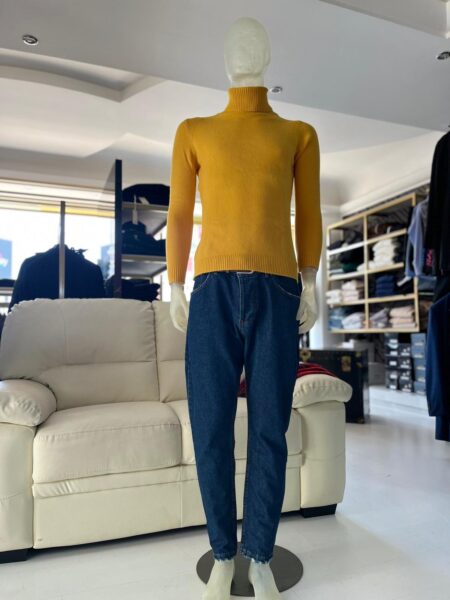 Jeans carattrizzato da un taglio slim e il lavaggio scuro, conferisce un look pulito e raffinato. le tasche posteriori e laterali completano il design funzionale e pratico.