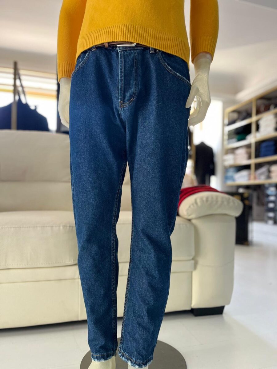 Jeans carattrizzato da un taglio slim e il lavaggio scuro, conferisce un look pulito e raffinato. le tasche posteriori e laterali completano il design funzionale e pratico. - immagine 2
