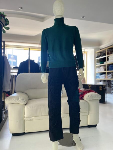 Jeans  arricchito da dettagli finti strappati che lo rendono moderno e di tendenza.