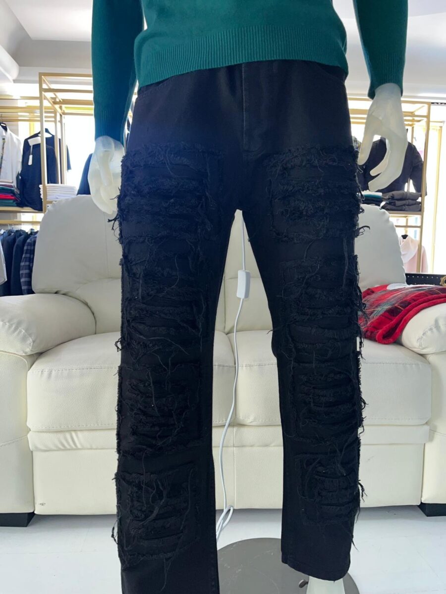 Jeans  arricchito da dettagli finti strappati che lo rendono moderno e di tendenza. - immagine 2