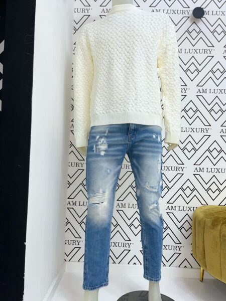Jeans con strappi e dettagli sfilacciati che aggiungono personalità al jeans. lavaggio chiaro, per un look vintage e moderno, abbinandolo con qualsiasi capo adatto.