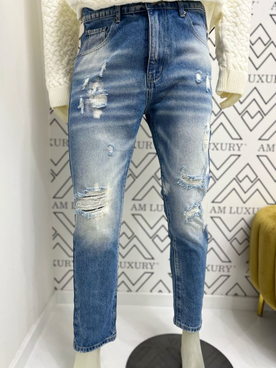 Jeans con strappi e dettagli sfilacciati che aggiungono personalità al jeans. lavaggio chiaro, per un look vintage e moderno, abbinandolo con qualsiasi capo adatto. - immagine 2