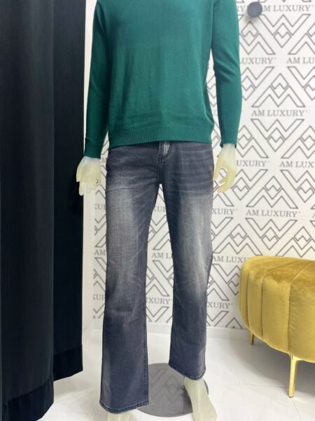 Jeans lavaggio scuro, offre una vestibilità comoda e moderna, perfetto per un look pratico.