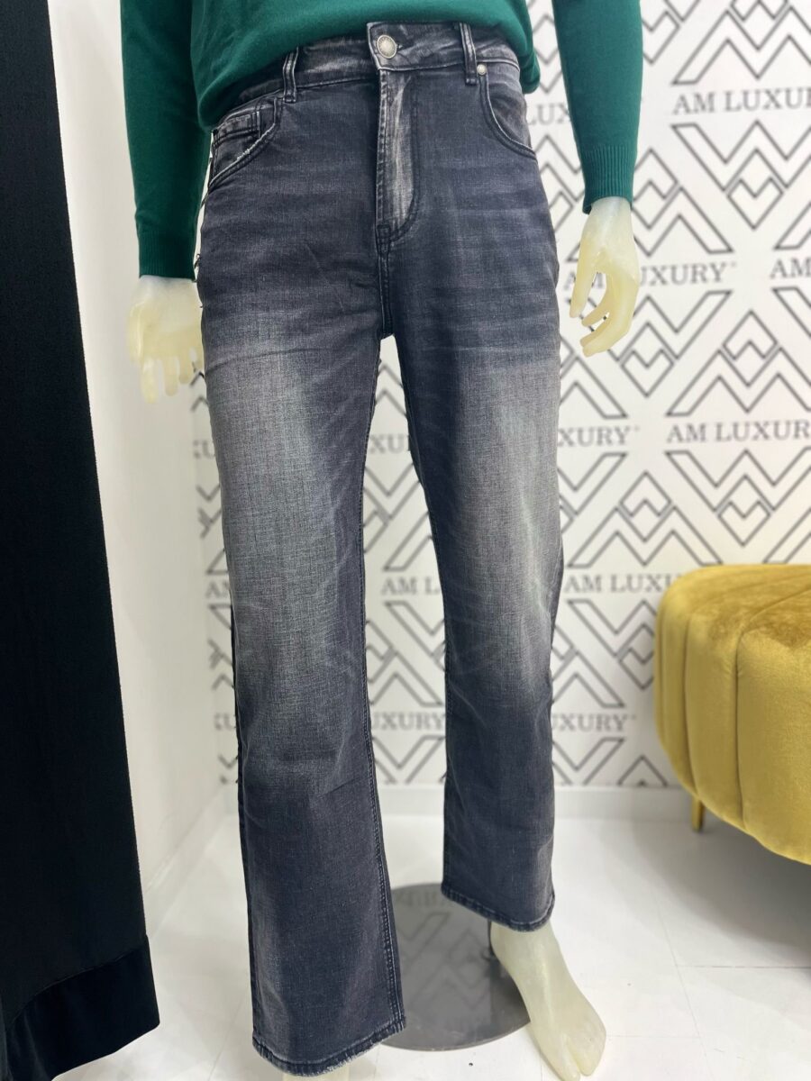 Jeans lavaggio scuro, offre una vestibilità comoda e moderna, perfetto per un look pratico. - immagine 2