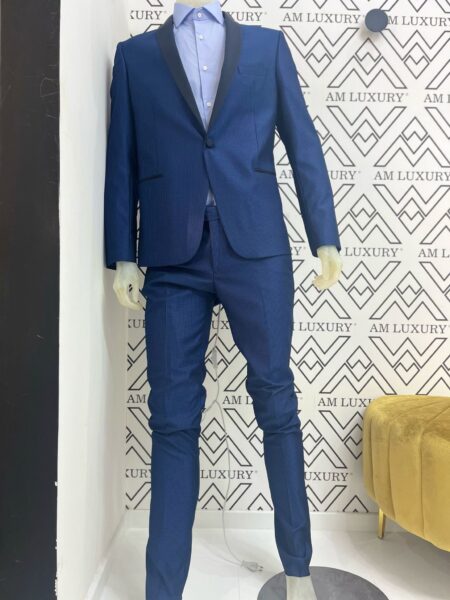 Abito uomo, dona un aspetto impeccabile e una vestibilità confortevole. completo di giacca dal design moderno con pantalone a gamba dritta.