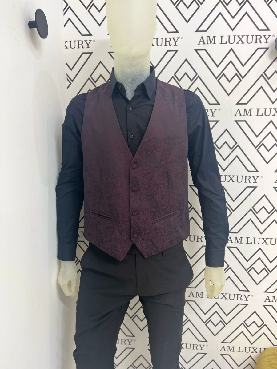 Abito uomo con giacca smanicata offre un tessuto damascato che aggiunge nota di originalità al look. il pantalone è caratterizzato dal design semplice e gamba dritta. - immagine 2
