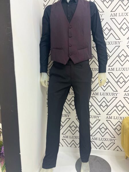Abito uomo con giacca smanicata offre un tessuto damascato che aggiunge nota di originalità al look. il pantalone è caratterizzato dal design semplice e gamba dritta.
