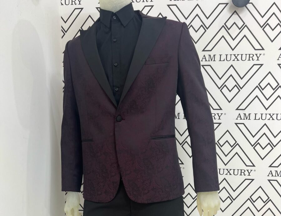 Vestito con giacca damascata, dona profondità e lusso al capo, mentre la tonalità bordeaux aggiunge eleganza senza tempo, mentre il pantalone si presenta semplice a gamba dritta. - immagine 2