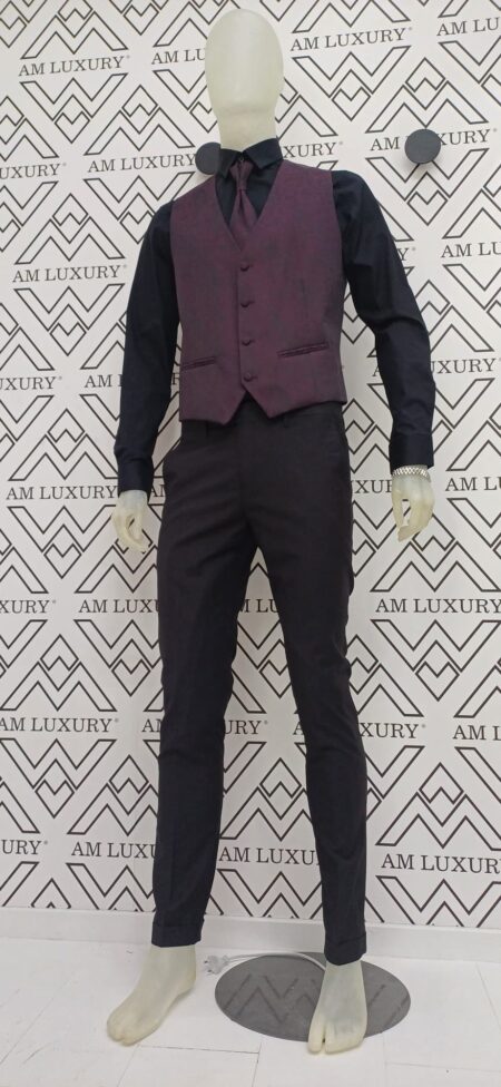 Abito uomo con giacca smanicata offre un tessuto damascato che aggiunge nota di originalità al look. il pantalone è caratterizzato dal design semplice e gamba dritta.