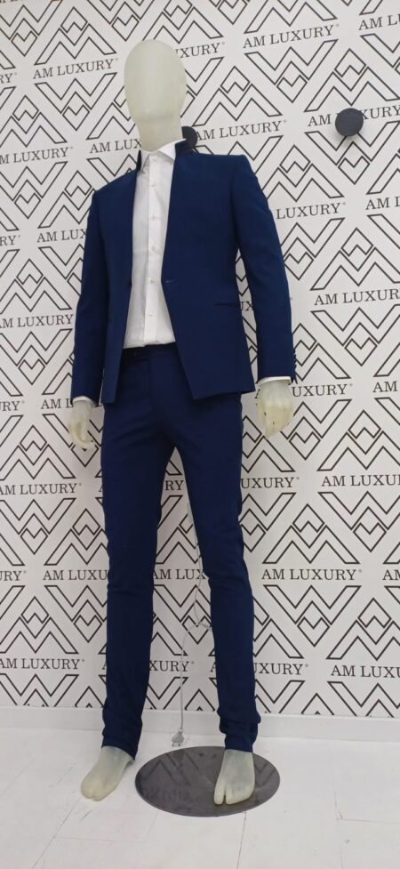 Vestito uomo con dettagli al collo