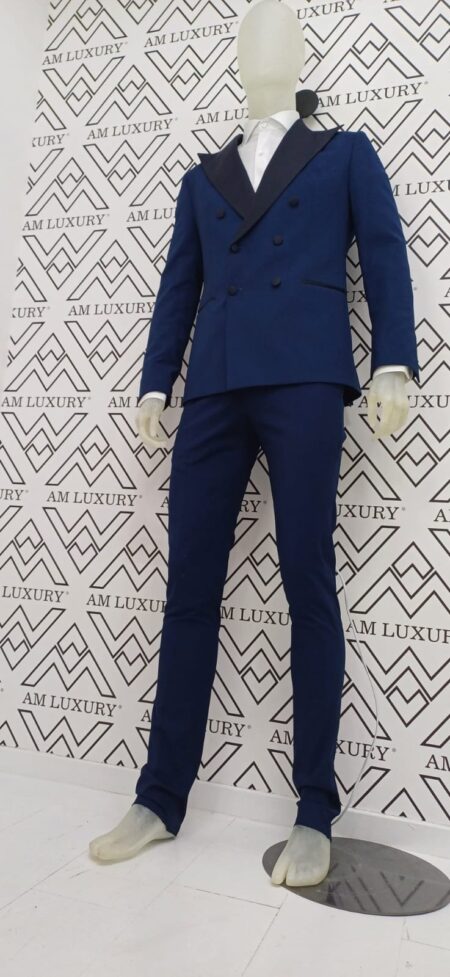 Abito caratterizzato dal dettaglio impeccabile e dal design elegante. il doppio petto dona una silhouette strutturata , rendendo ogni movimento ancora più elegante.