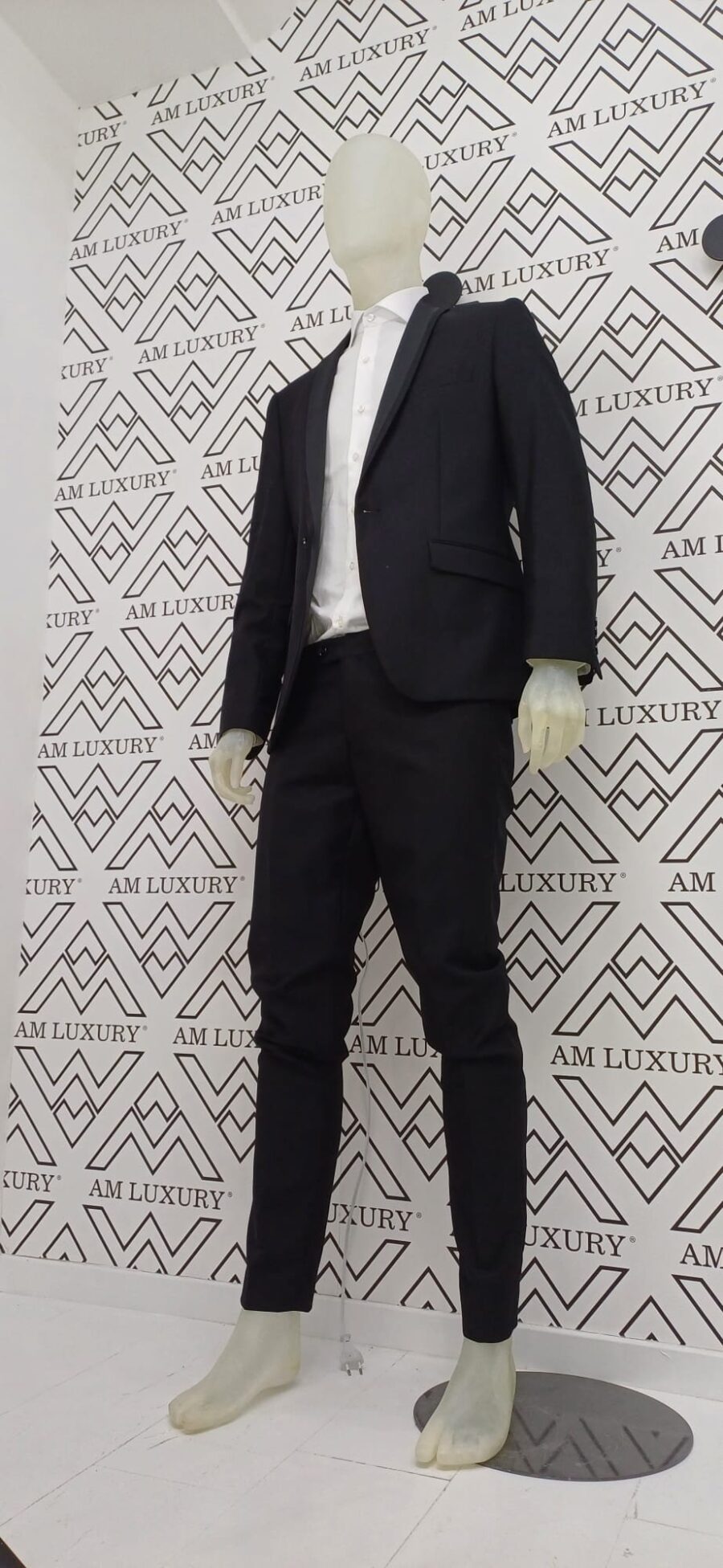 Abito caratterizzato da un dettaglio sartoriale. il nero lo rende facilmente abbinabile, mentre il design esalta la figura maschile con un tocco di distinzione. - immagine 4