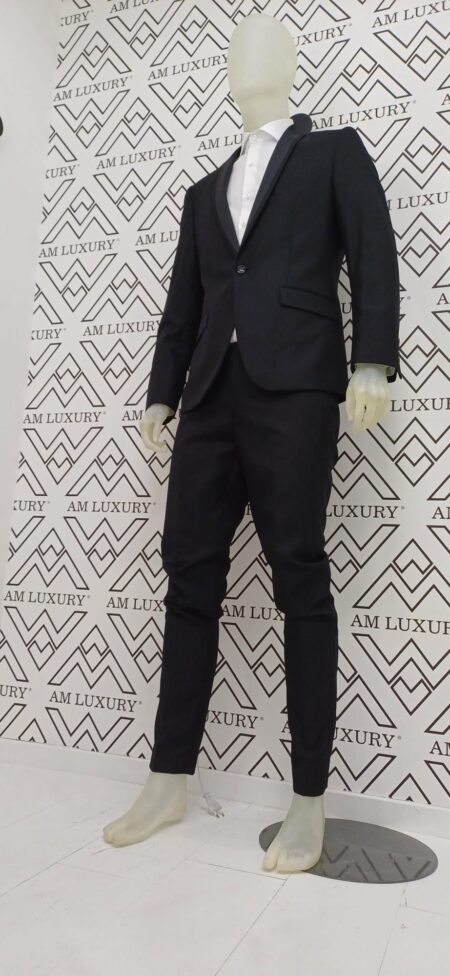 Abito caratterizzato da un dettaglio sartoriale. il nero lo rende facilmente abbinabile, mentre il design esalta la figura maschile con un tocco di distinzione.