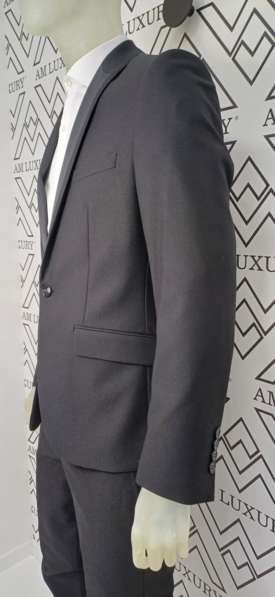 Abito caratterizzato da un dettaglio sartoriale. il nero lo rende facilmente abbinabile, mentre il design esalta la figura maschile con un tocco di distinzione. - immagine 3