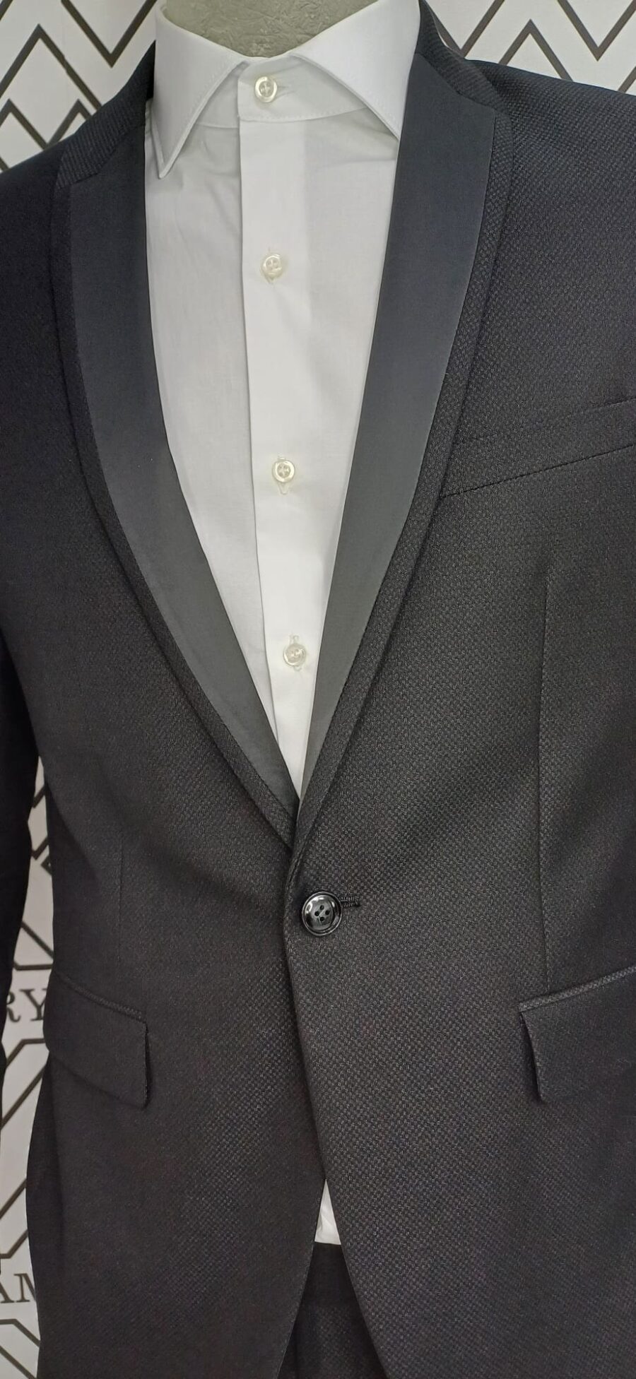 Abito caratterizzato da un dettaglio sartoriale. il nero lo rende facilmente abbinabile, mentre il design esalta la figura maschile con un tocco di distinzione. - immagine 5