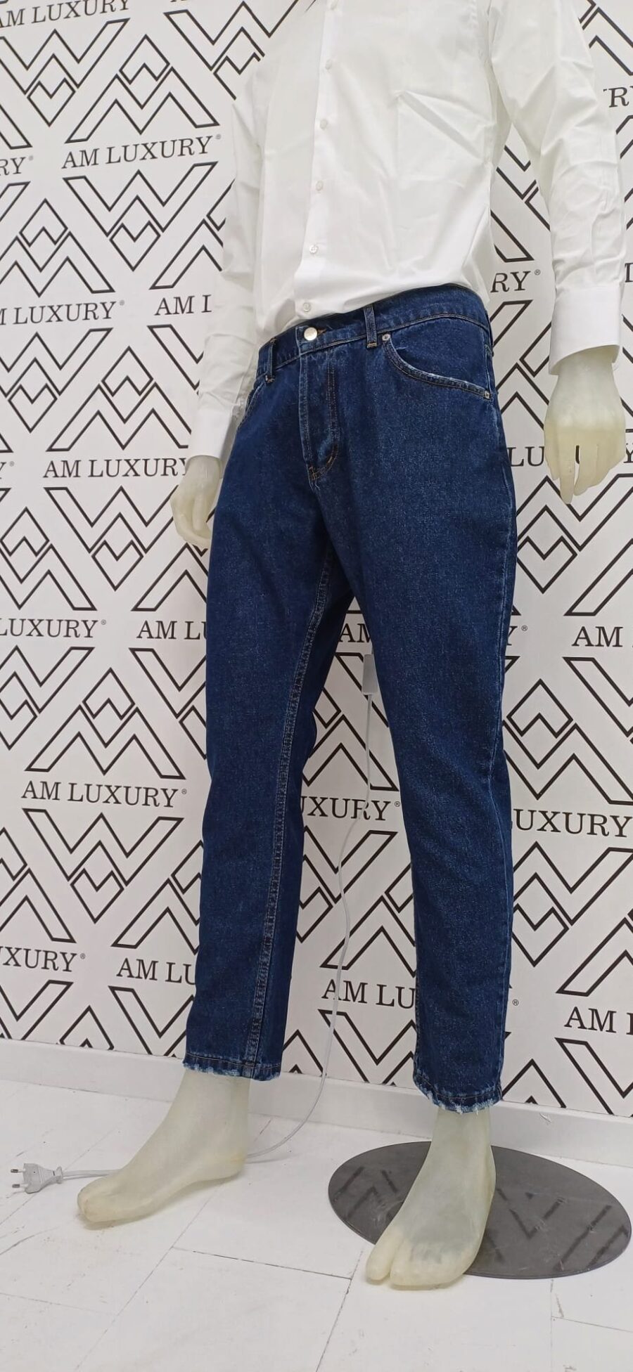 Jeans carattrizzato da un taglio slim e il lavaggio scuro, conferisce un look pulito e raffinato. le tasche posteriori e laterali completano il design funzionale e pratico. - immagine 3