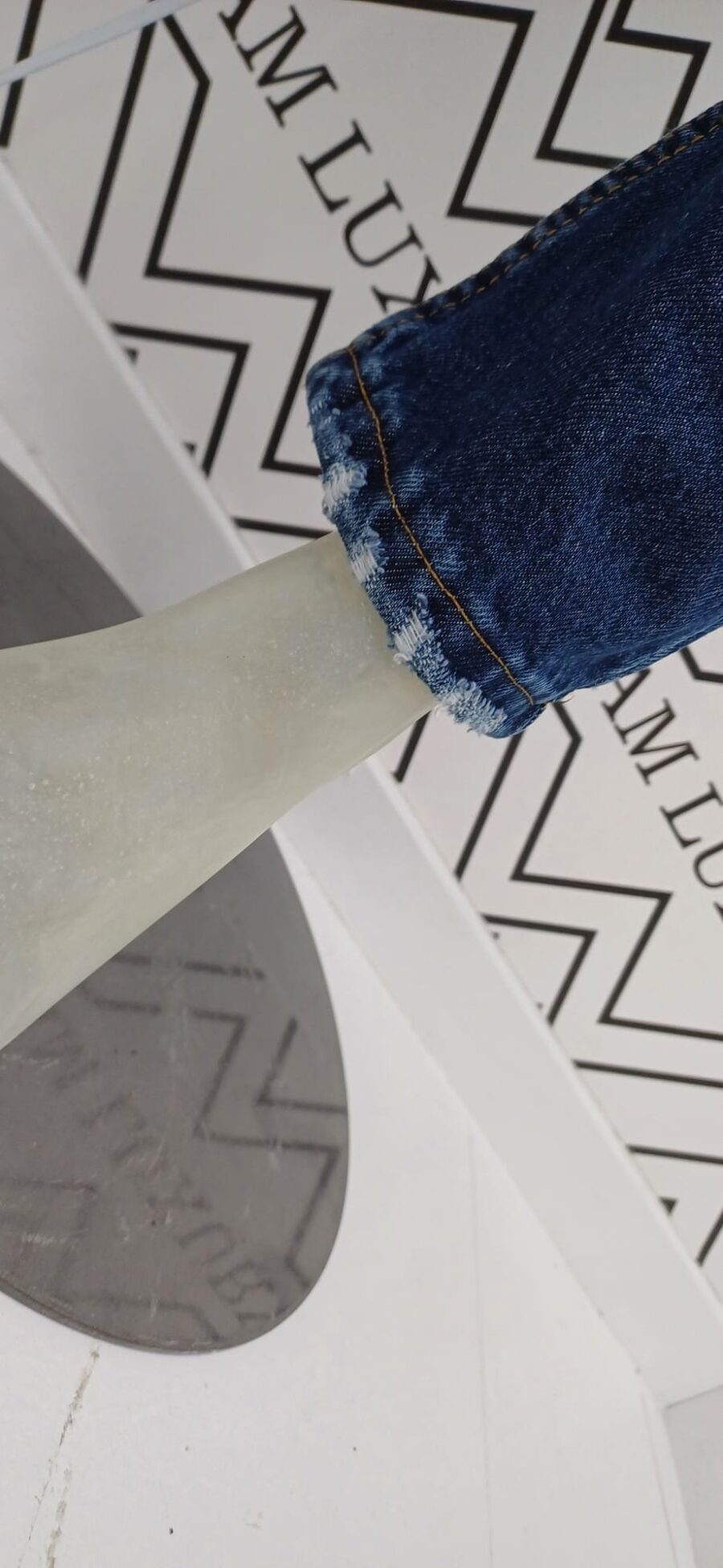 Jeans carattrizzato da un taglio slim e il lavaggio scuro, conferisce un look pulito e raffinato. le tasche posteriori e laterali completano il design funzionale e pratico. - immagine 4